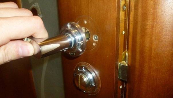 Как легко и быстро разобрать дверную ручку межкомнатной двери