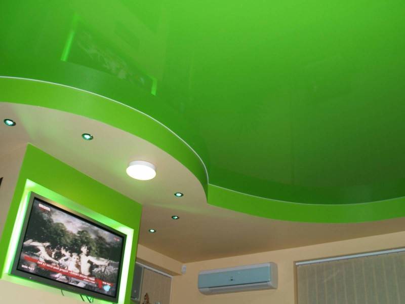 Зеленый натяжной потолок в интерьере