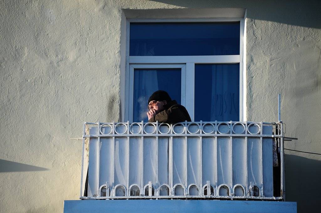 Курить на балконе своей квартиры многоквартирного дома: можно или нет, как бороться с курящими соседями