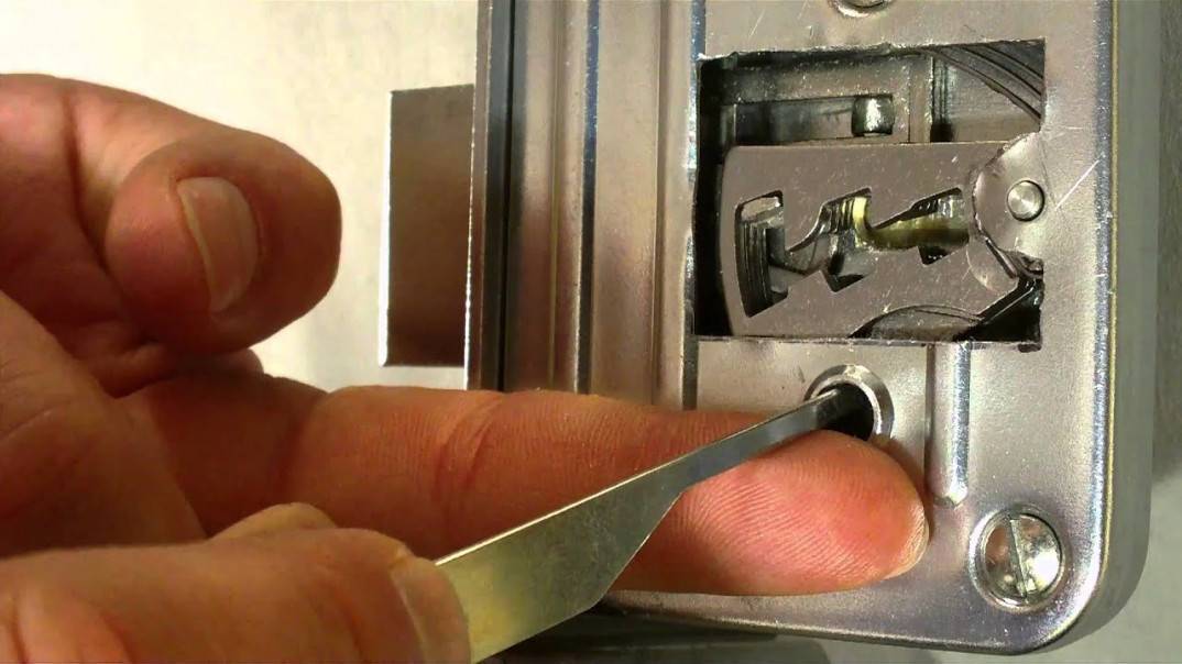 Что делать, если ключ в замке двери застрял или сломался - советы специалиста