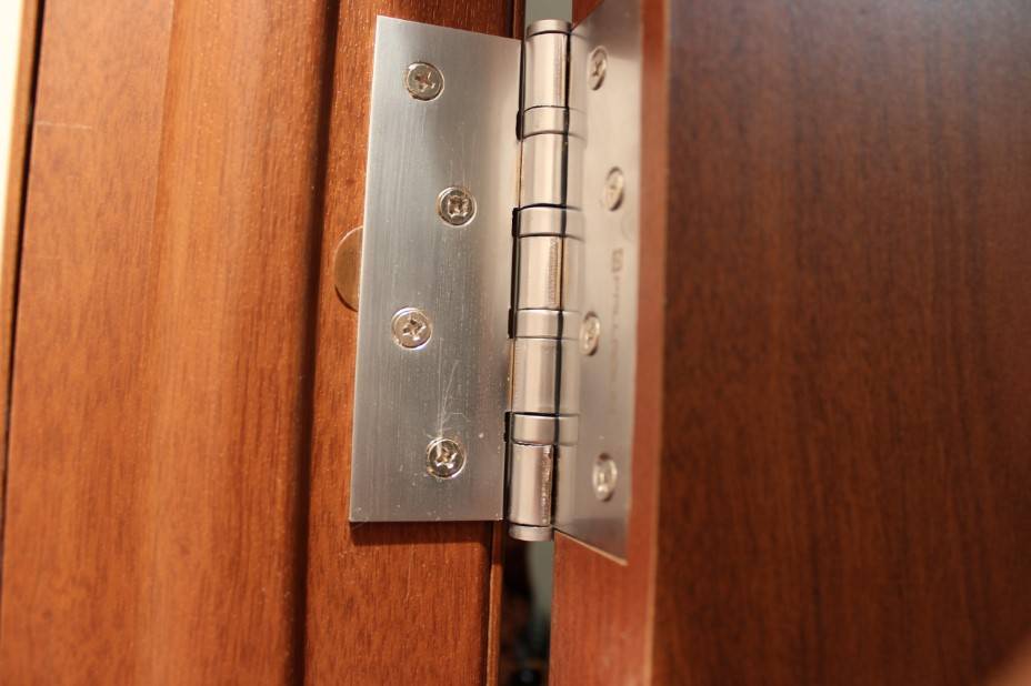 Способы устранения скрипа при открывании дверей