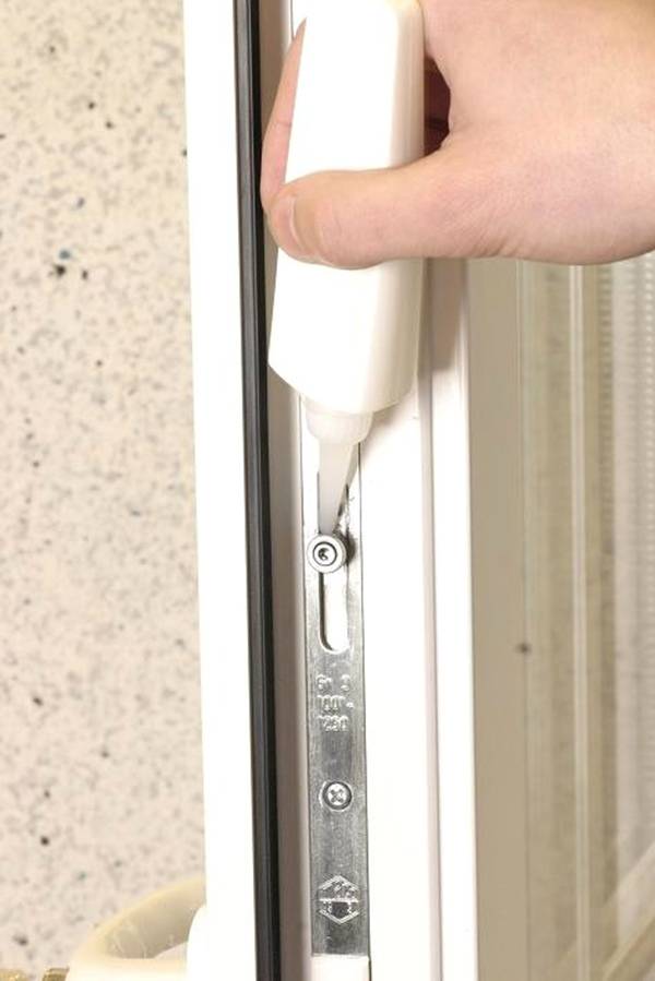 Скрипит балконная пластиковая дверь. подбираем оптимальное средство для утсранени скрипа дверных петель