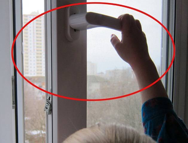 Не закрывается пластиковое окно - что делать, если отошел нижний и верхний угол, как закрыть из откидного положения