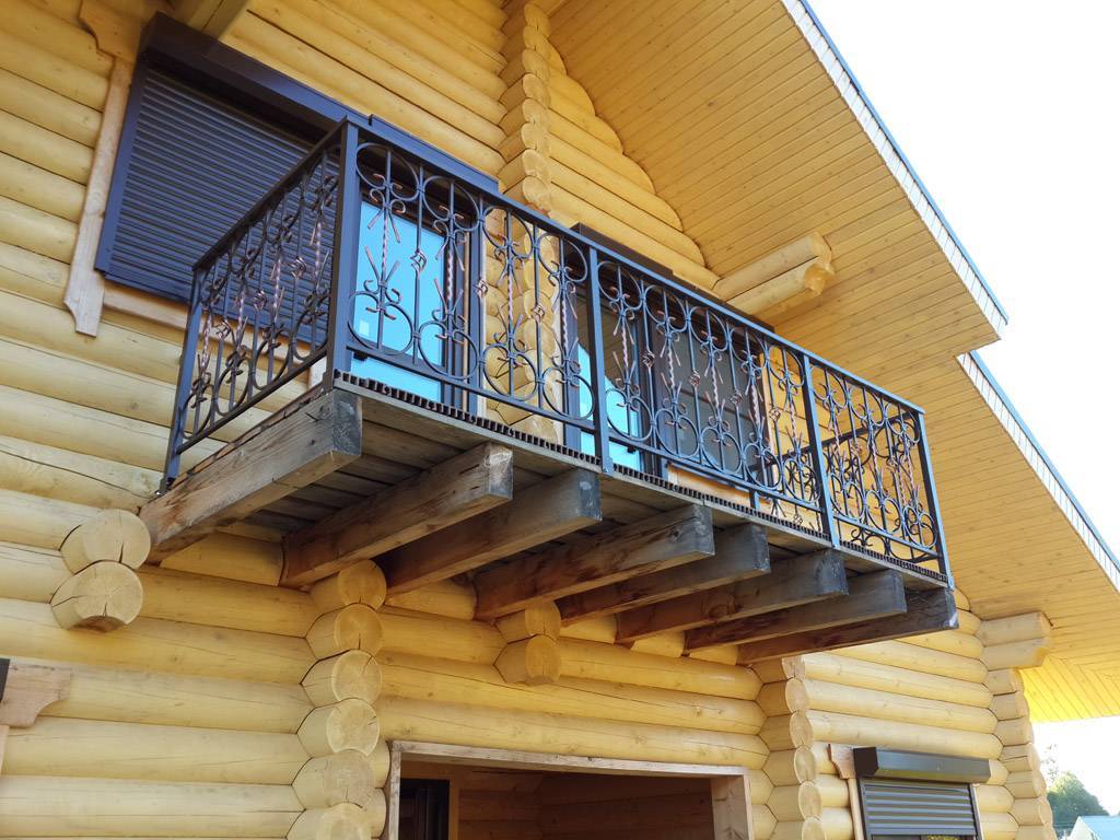 Балкон над террасой и верандой в деревянном доме