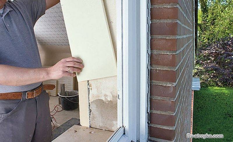 Как утеплить откосы внутри дома: как лучше отделать пластиковые окна своими руками, как штукатурить и грунтовать, чем оклеить сверху?
