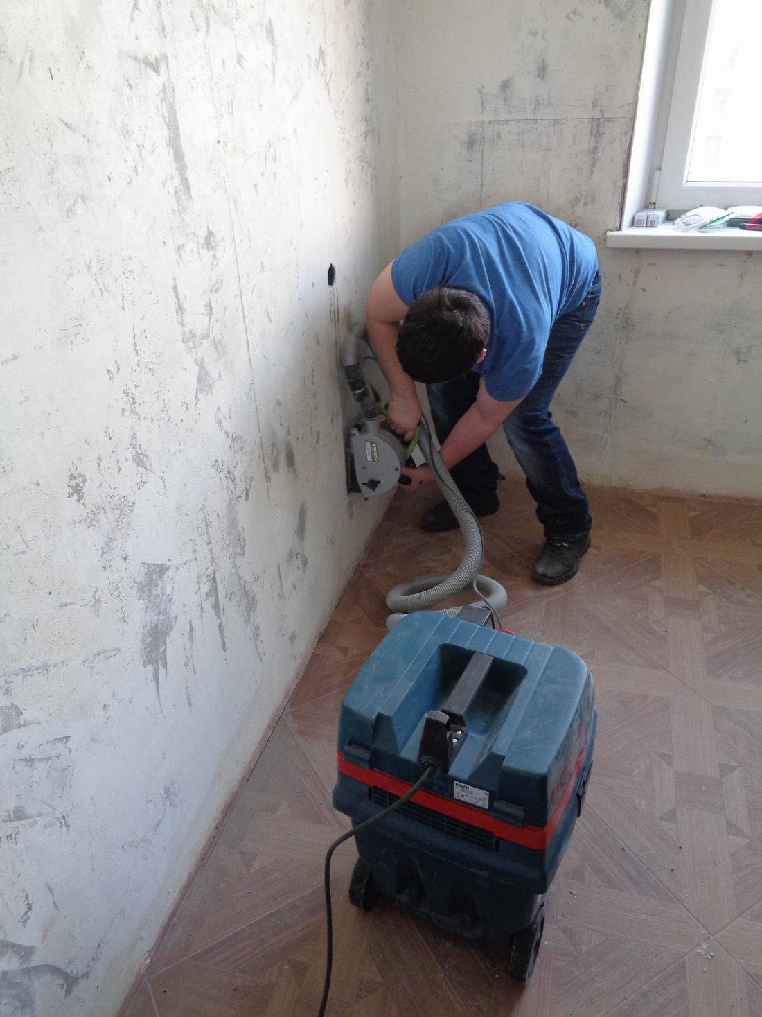 Как штробить стены под проводку перфоратором: пошаговая инструкция