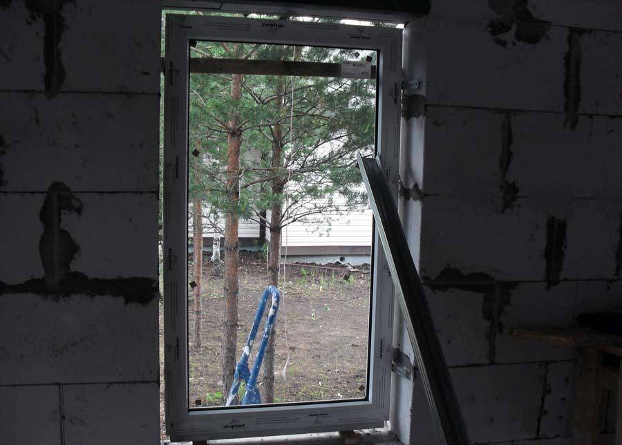 Как вставить окна в доме из пеноблоков. как установить пластиковое окно самому
