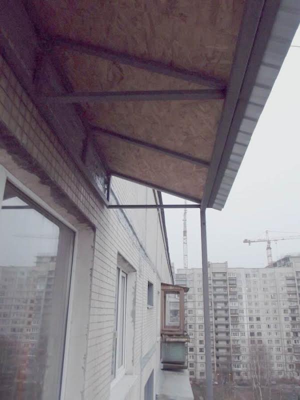 Козырьки над балконами — особенности конструкции и способы монтажа
