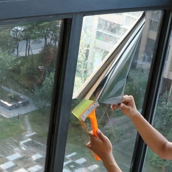 Как убрать пленку с пластиковых окон: чем удалить солнцезащитную со стекол, счистить старую, засохшую защитную с рам?