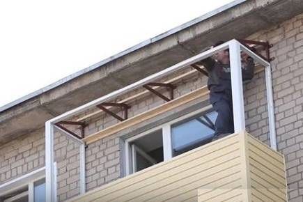 Как обшить балкон сайдингом снаружи - расчеты и пошаговое руководство для монтажа своими руками