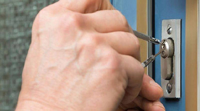 Как правильно открыть ручку межкомнатной двери?