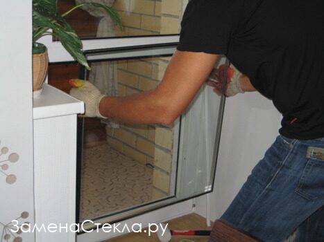 Как вставить стекло в балконную дверь: подробная инструкция и рекомендации