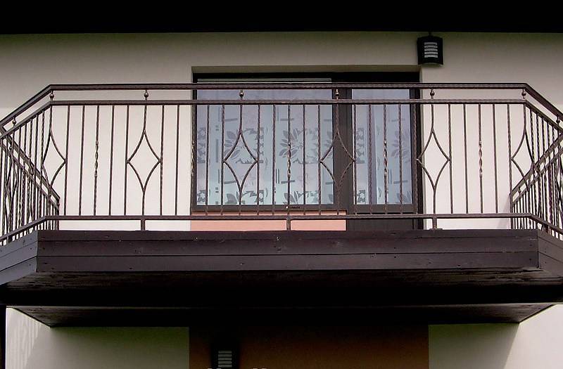 Ограждения балконные в загородном доме, в частном, в жилых зданиях
