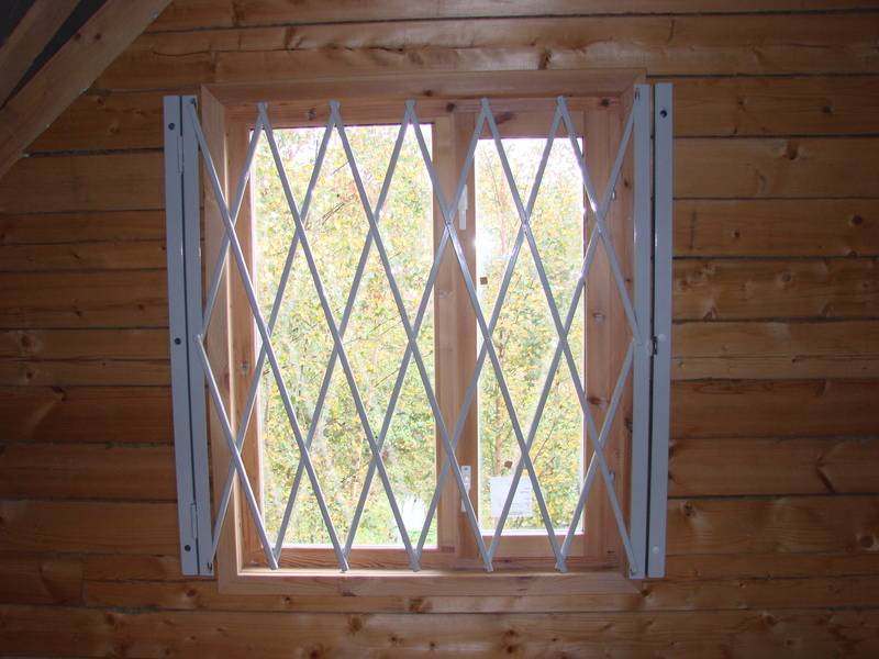 Как лучше защитить окно: решетки или бронепленка?