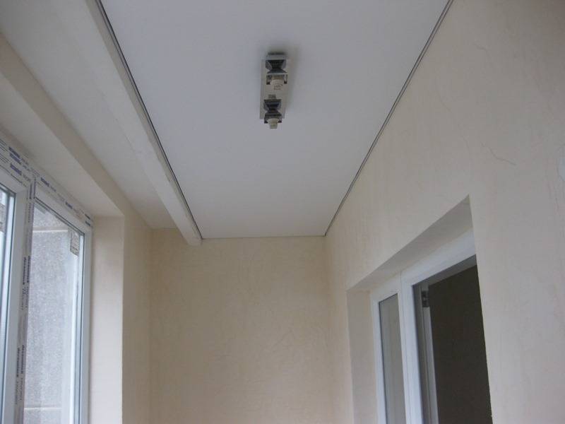 Можно ли монтировать натяжной потолок на балконе и лоджии