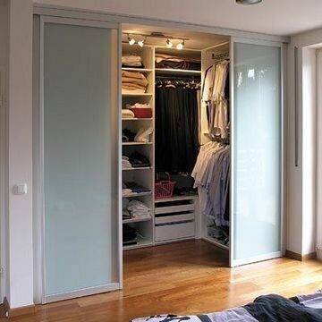 Раздвижные двери для гардеробной: стиль и эргономика на 35 фото
