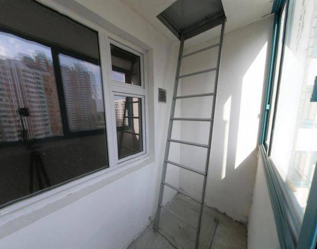 Как заделать люк на балконе без проблем?