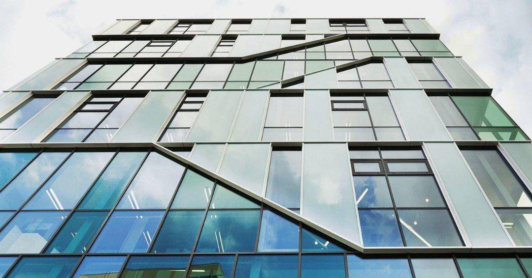 Алюминиевые витражи: особенности материала и монтаж фасадных конструкций