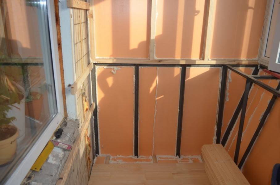 Отделка стен балкона изнутри своими руками: стеновые ламинированные панели пвх