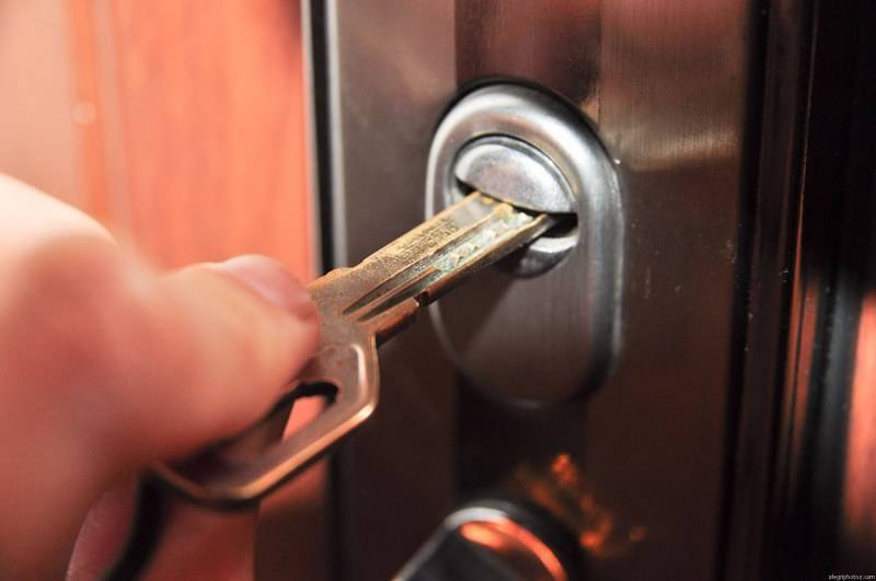 Как открыть межкомнатную дверь без ключа