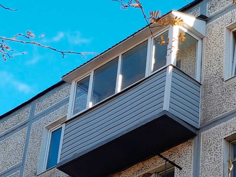 Можно ли застеклять балкон зимой или в непогоду?