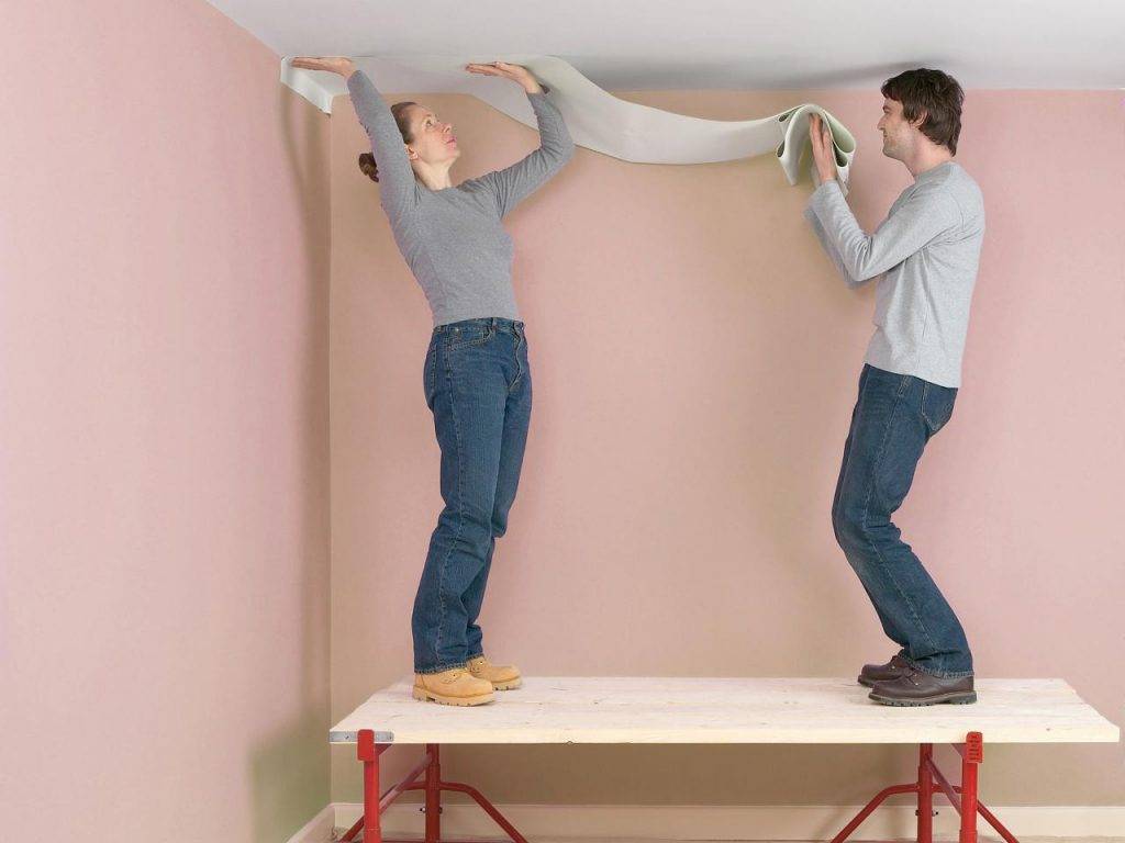 Как клеить обои на потолок своими руками своими руками | строй советы