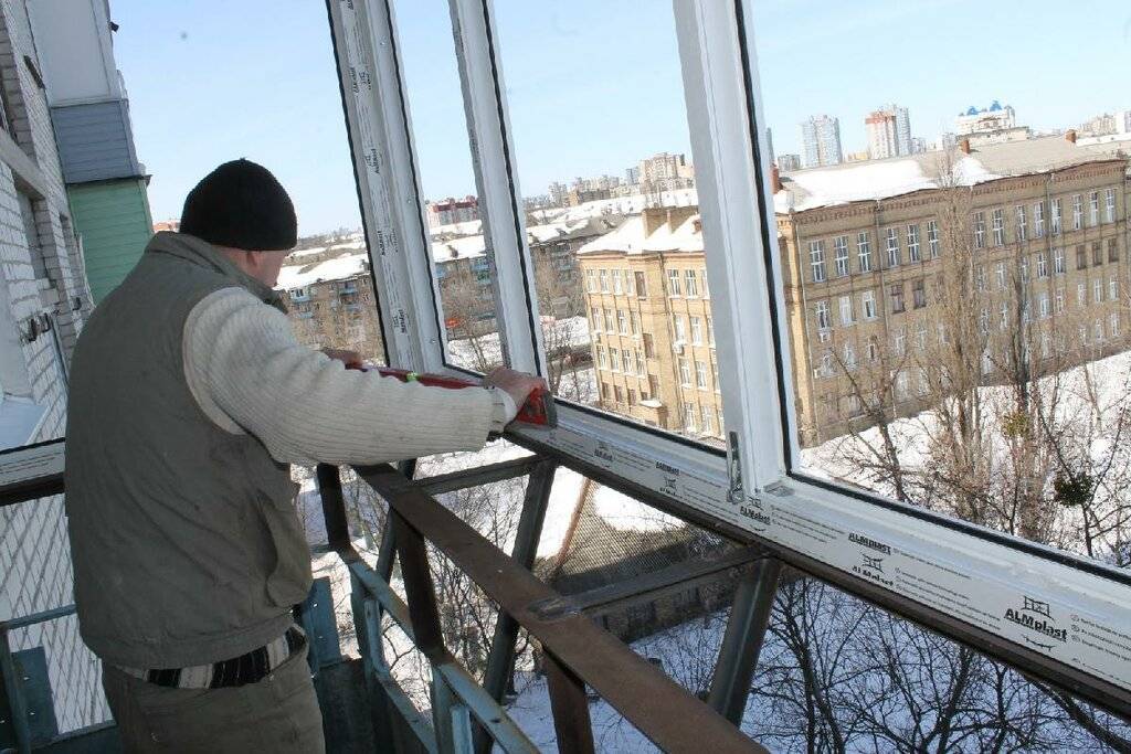Как утеплить алюминиевый профиль на балконе, пока он не превратился в кусок льда?