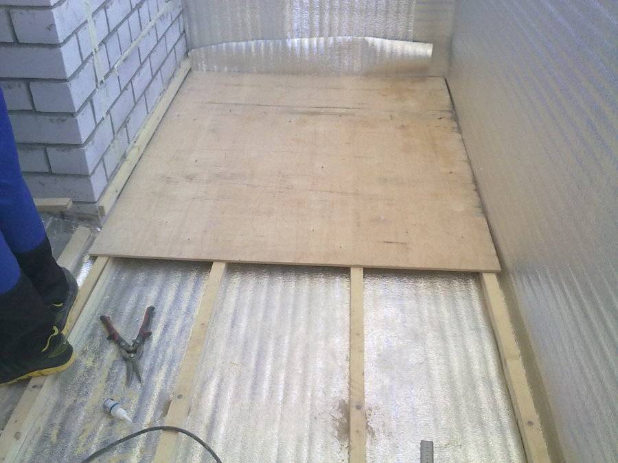 Как стелить линолеум на фанеру, двп, деревянный или бетонный пол? стелем линолеум в коридоре, кухне, комнате и на балконе :: syl.ru