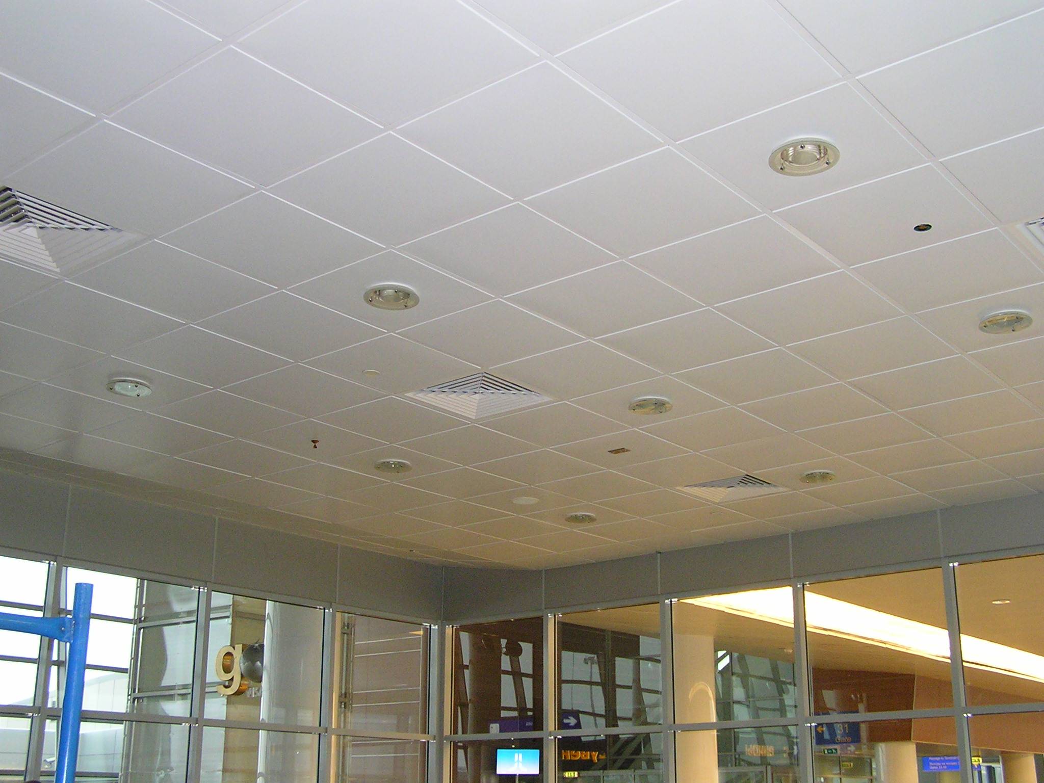 Металлический потолок: устройство и монтаж