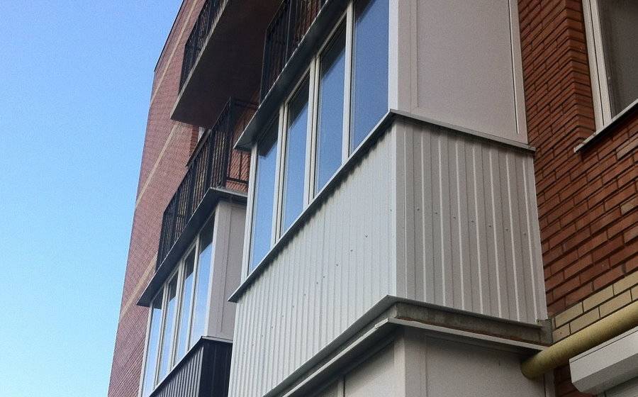 Как обшить балкон снаружи металлопрофилем