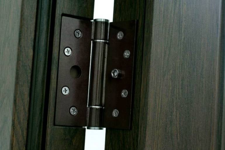 Что делать со скрипом дверей в комнате и чем смазывать петли?