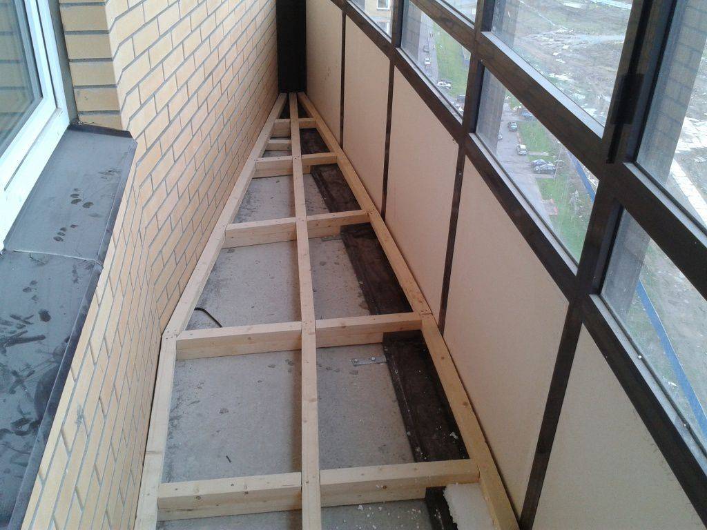 Из чего лучше сделать пол на балконе и почему?