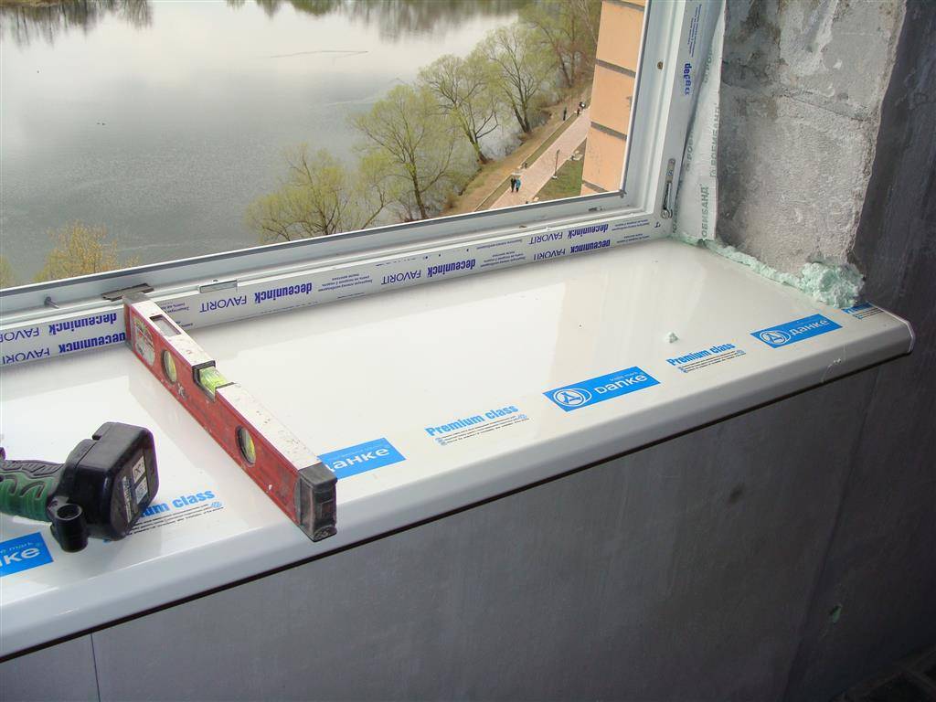 Установка подоконника на пластиковые окна своими руками - строительные рецепты мира