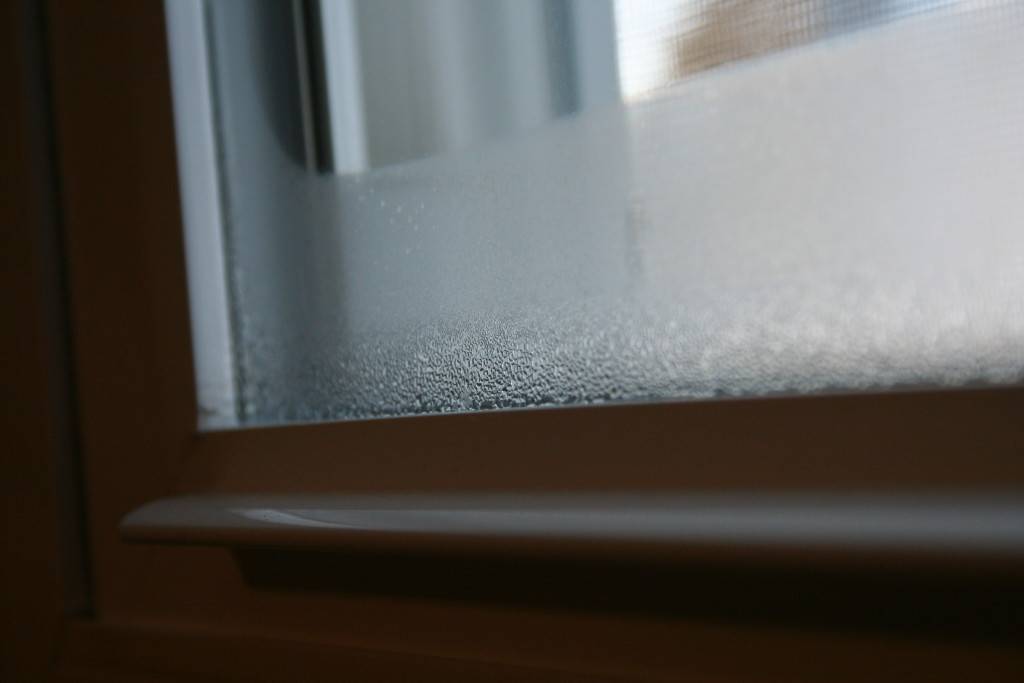 Почему появляется конденсат на пластиковых окнах и способы борьбы с ним - дизайн для дома