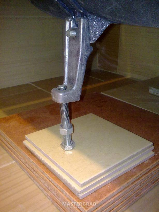 Как закрепить ванну на ножках, если она стоит на кафельном полу: пошаговая инструкция по крепежу ножек ванной