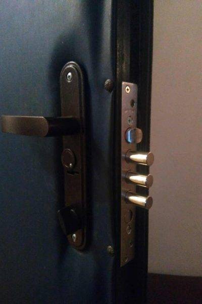 Замена замка на входной металлической двери своими руками