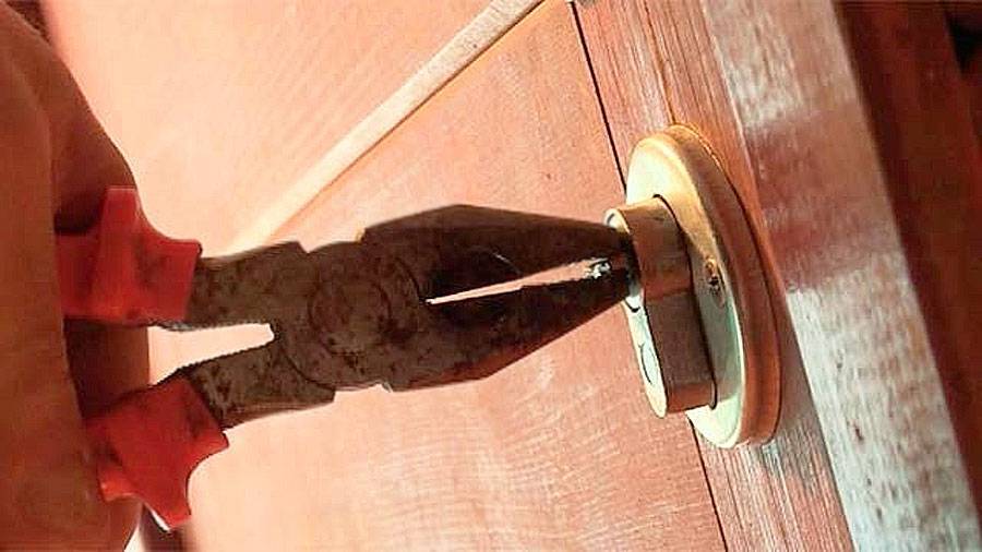 Как разобрать и починить ручку, как открыть входную дверь, если она сломалась, как её снять и поменять