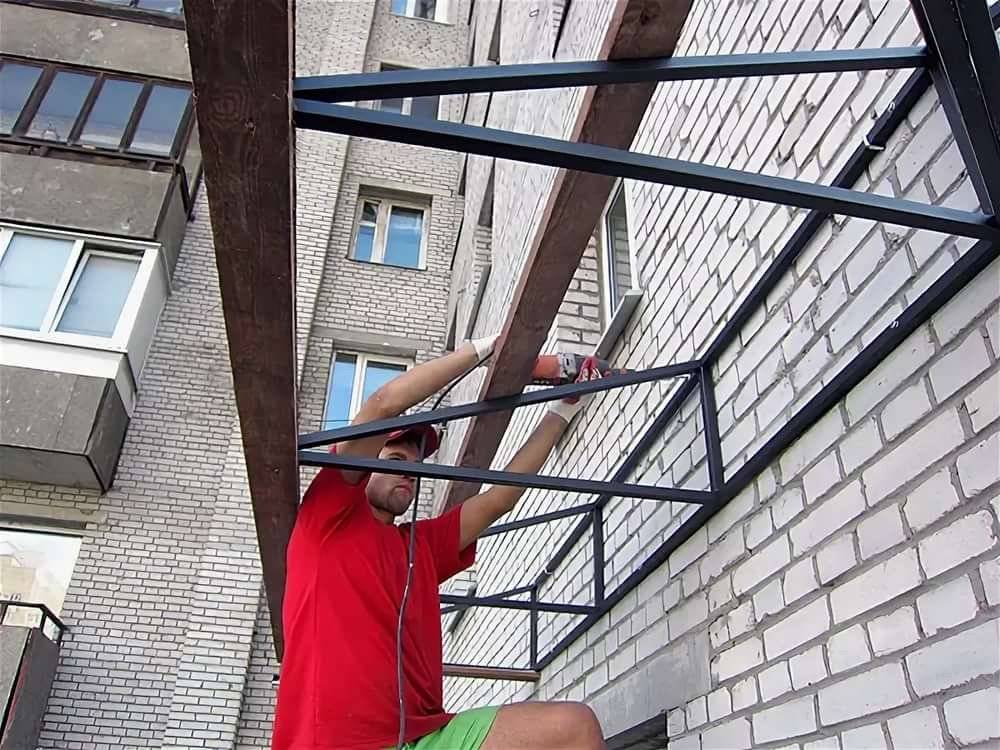 Навесы над балконом из поликарбоната — отличная защита от влаги