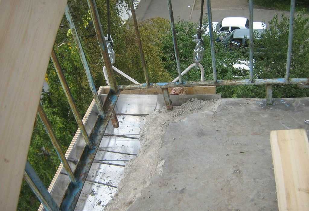 Как заливают пол на балконе