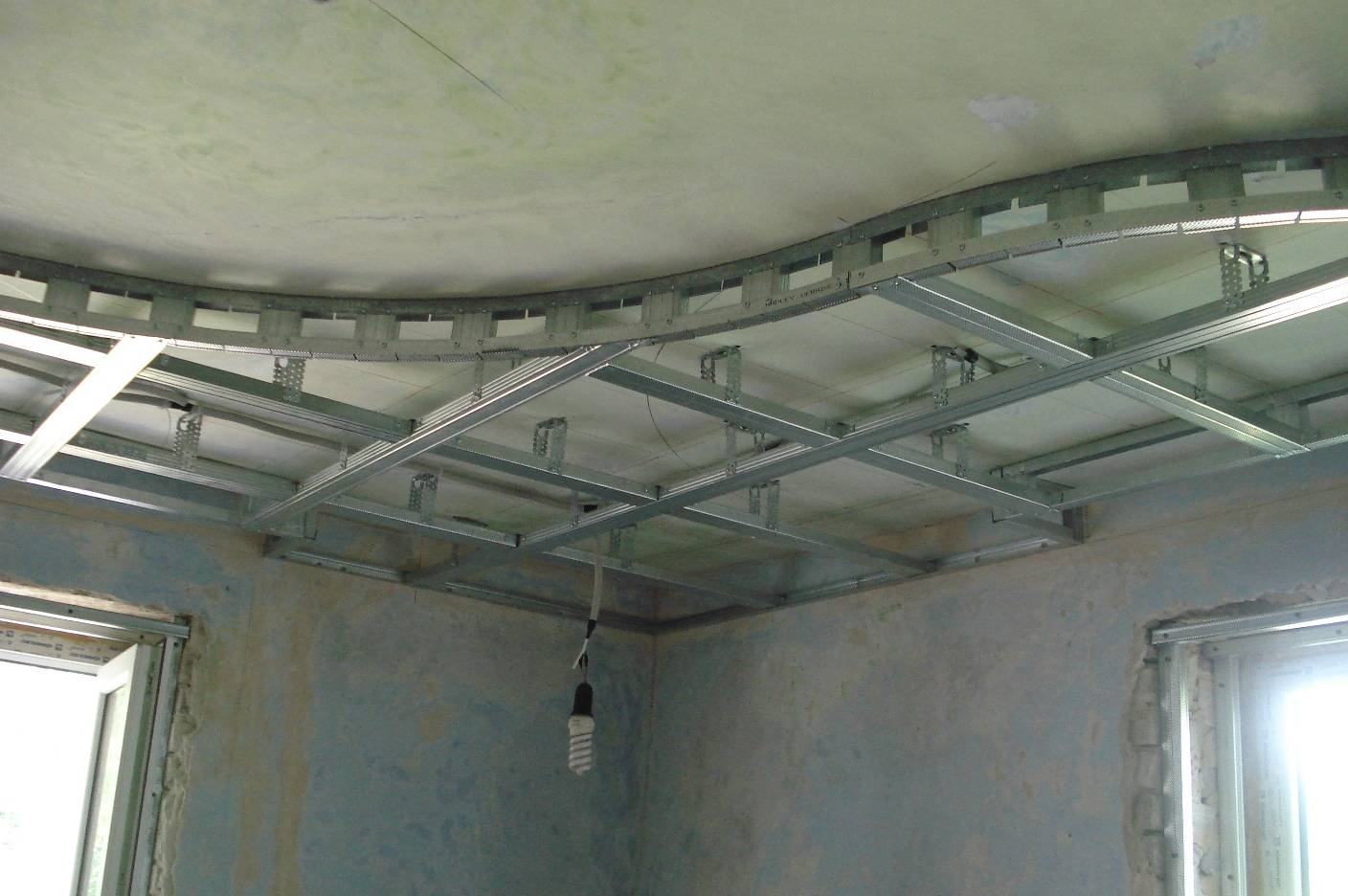 Как сделать двухуровневый потолок из гипсокартона: инструкция по правильному монтажу, видео и фото