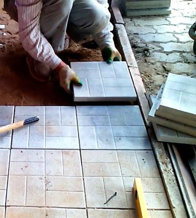 От профи: укладка тротуарной плитки на геотекстиль своими руками | o-builder.ru