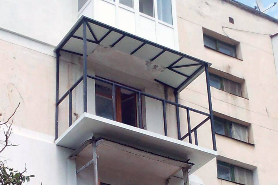 Козырек на выносной балкон – популярные материалы покрытия