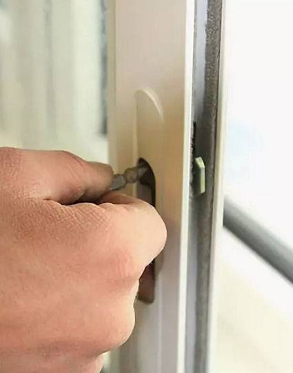 Регулировка алюминиевых окон: инструкция, как своими руками отрегулировать прижим, ручку, петли, куда обращаться, если самостоятельно это сделать не получается?