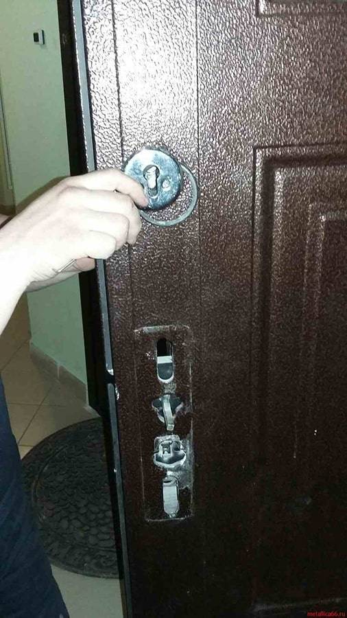 Как открыть дверь если замок заклинило, что делать