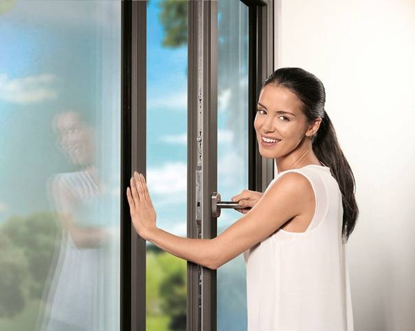 Какие окна лучше ставить в частный дом: советы, выбор рамы и остекления