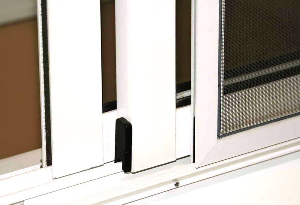 Как выбрать и установить москитную сетку на балконную дверь