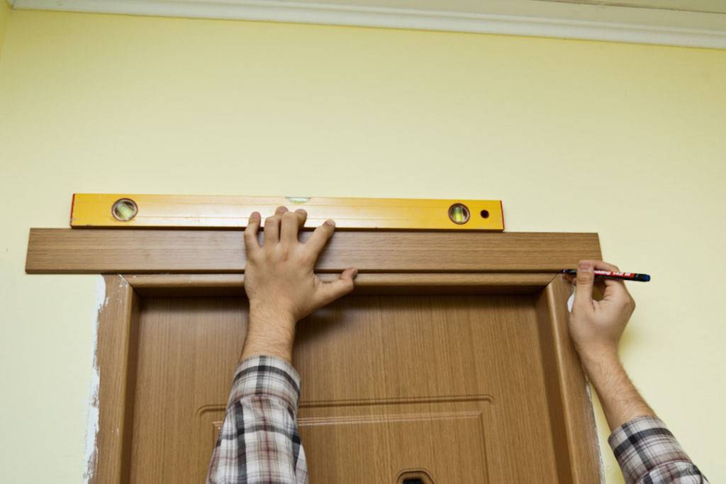 Установка наличников на двери своими руками: пошаговая инструкция