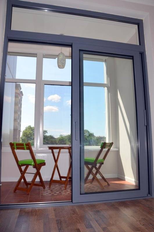 Выбор двери на балкон: преимущества и недостатки стеклянных дверей