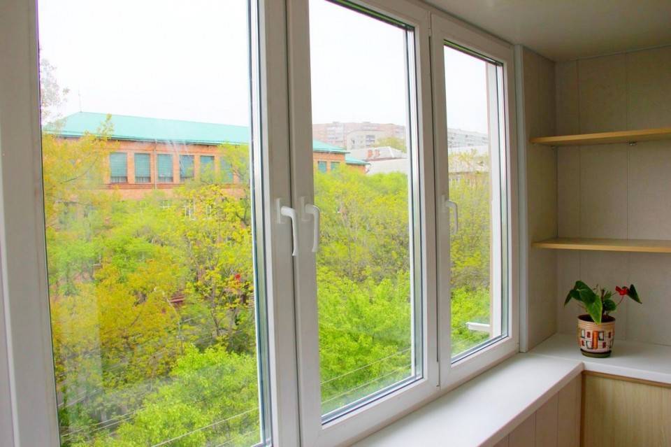 Какие окна лучше ставить на балконе или лоджии пластиковые или алюминиевые