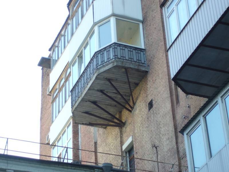 Пристройка балкона на первом этаже: оформление документов и этапы строительства